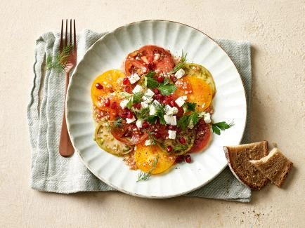 Tomatensalat mit Granatapfel-Dressing und Feta